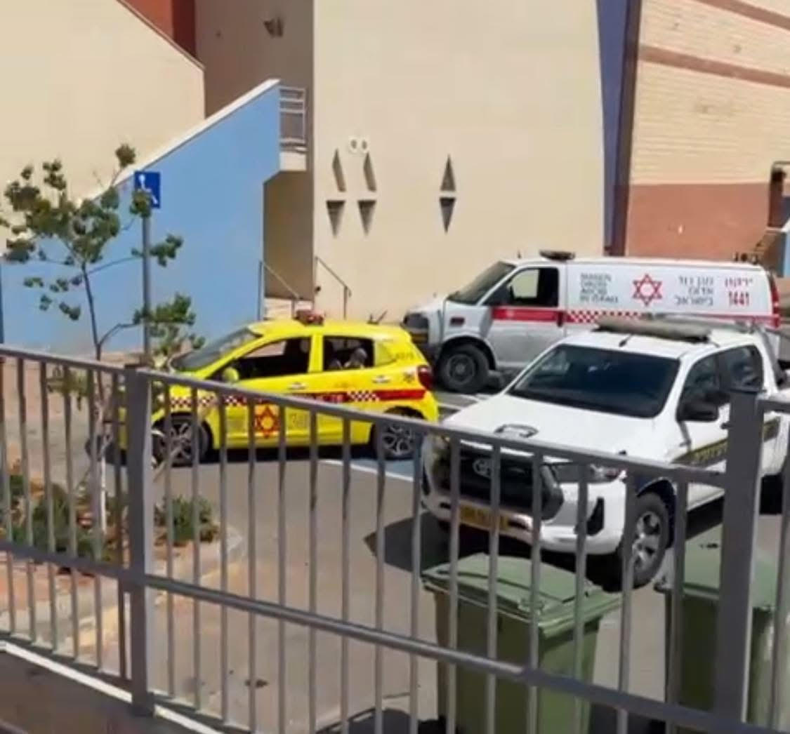 الاعتداء على طلاب  من ثانوية جلجولية خلال مباراة كرة قدم في مدرسة ثانوية في مدينة  اللد